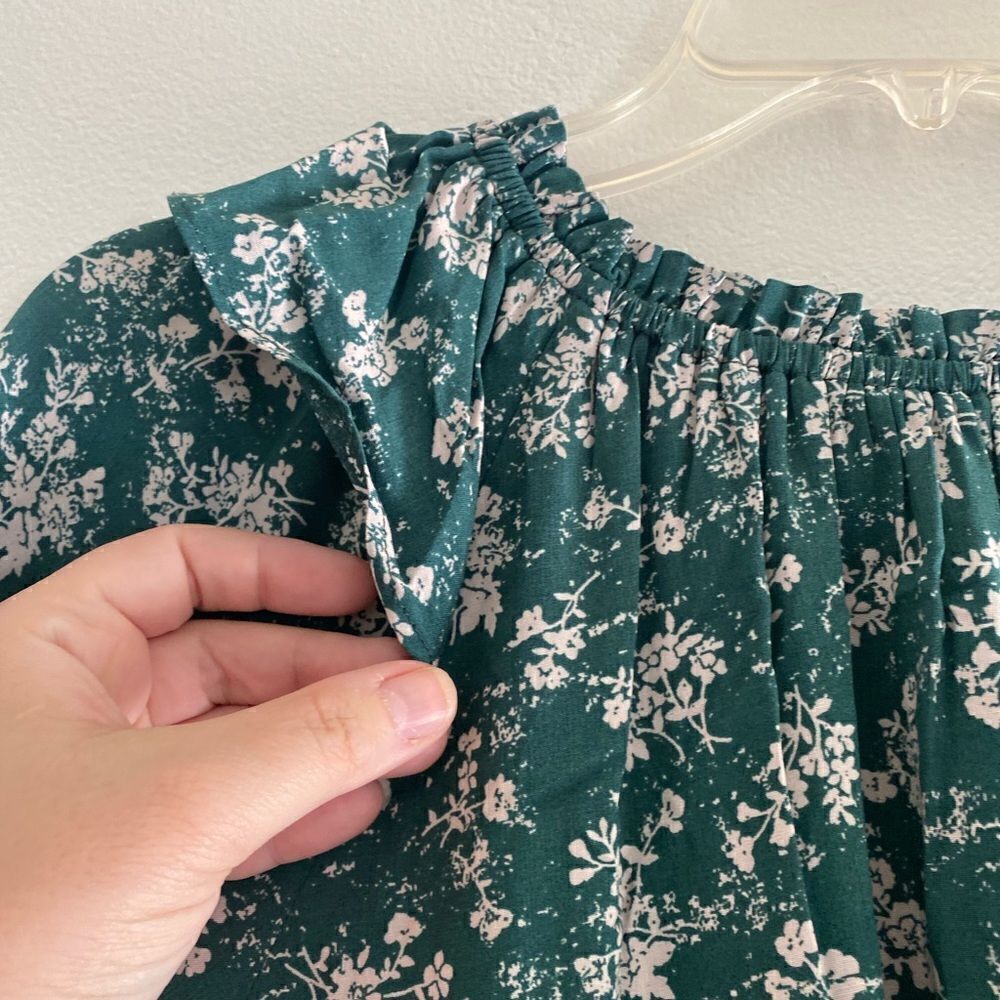 Doe & Rae Green Floral Ruffle Neck Top Size Small - Picture 5 of 11